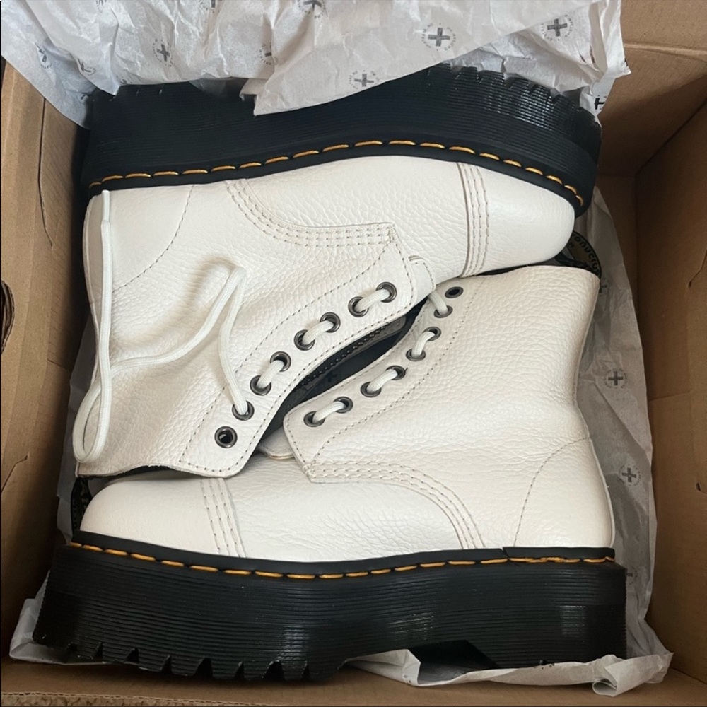 NWT WHITE PLATFORM SINCLAIR DOC MARTENS